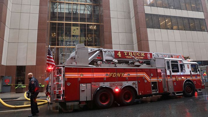 Telediario 1 - El piloto de un helicóptero muere al estrellarse al intentar un aterrizaje de emergencia en una azotea de Nueva York