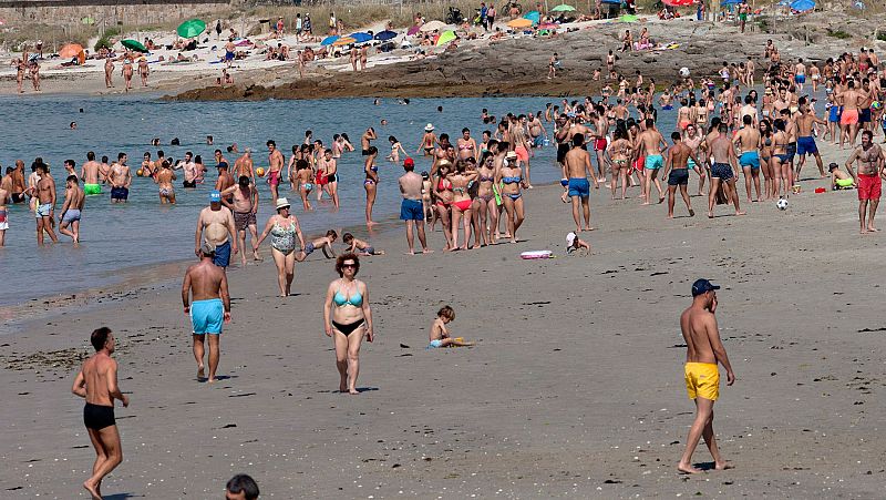 Vigo consulta a sus vecinos si quieren sumarse a las 80 playas gallegas que prohíben fumar