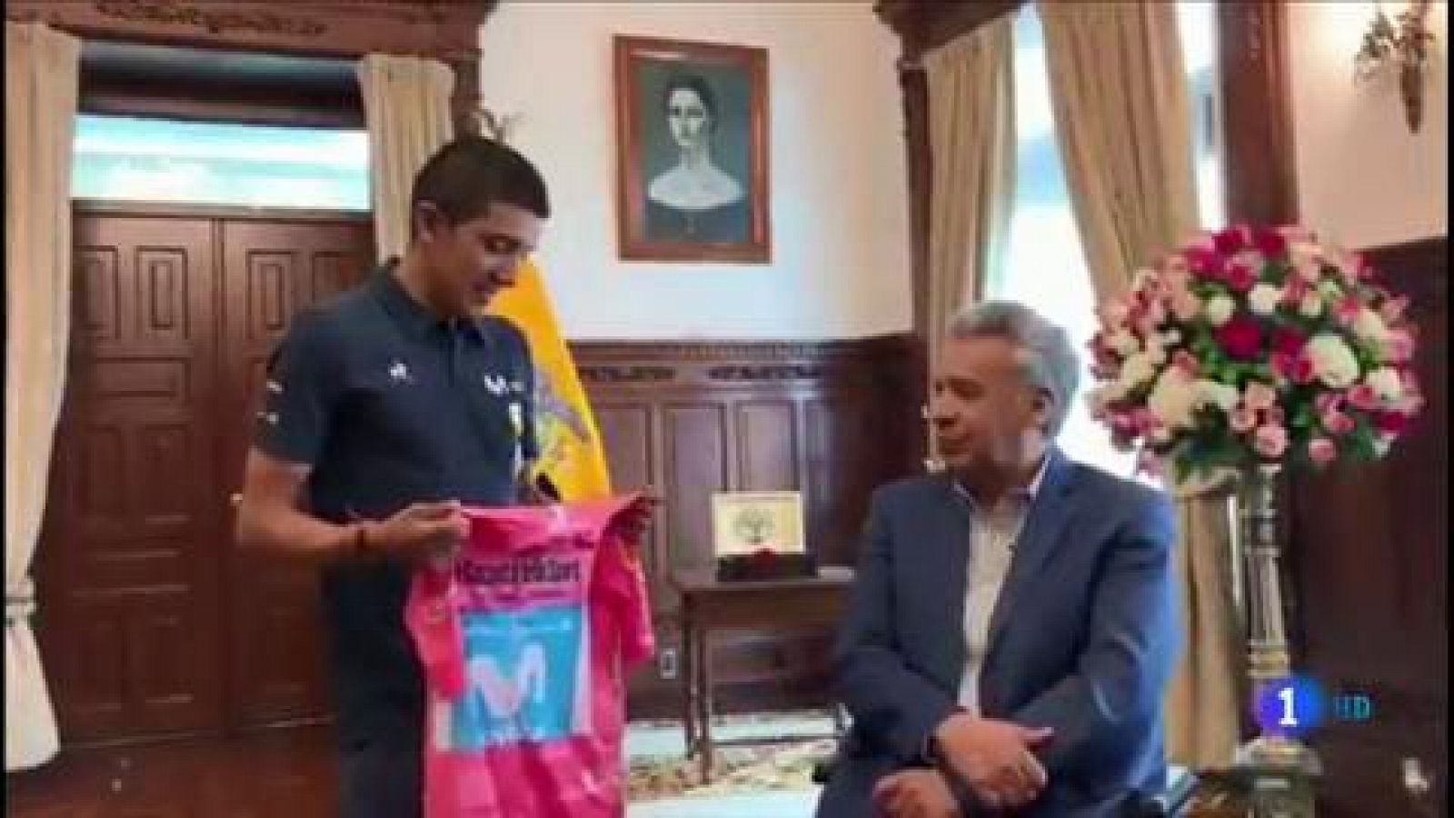 Vídeos: Carapaz ofrece su "maglia rosa" al pueblo ecuatoriano -RTVE.es