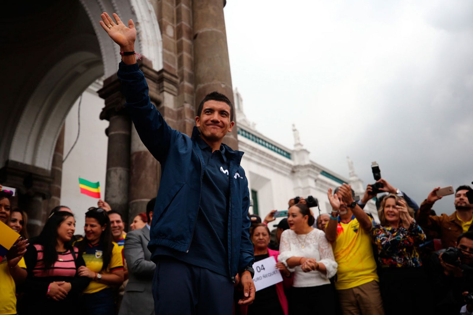 Vídeos: Carapaz ofrece su "maglia rosa" al pueblo ecuatoriano -RTVE.es | Ver