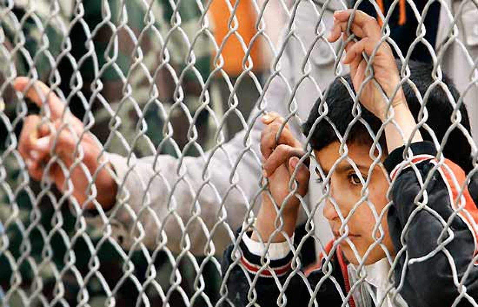 La Franja de Gaza sufre desde hace ya dos años el bloqueo israelí, una medida restrictiva que limita la entrada de productos básicos a este territorio en el que viven un millón y medio de personas en condiciones infrahumanas. La ONU y 40 ONG piden al país judío que levante el bloqueo a Gaza y permita el acceso de ayuda humanitaria y la normalización del comercio (17/06/09).