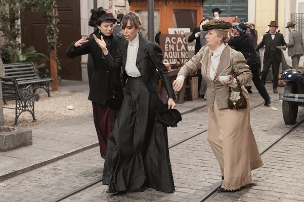 Acacias 38 - Bellita lanza un huevo a Felicia