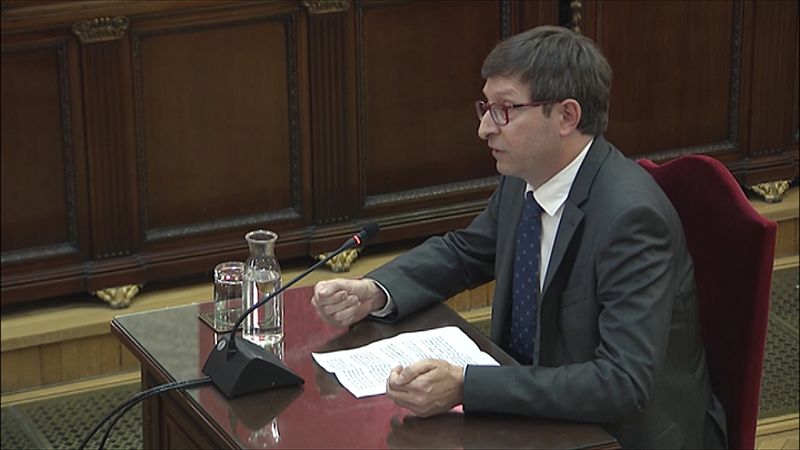 El exconseller de Justicia, Carles Mund�, ha indicado en su �ltimas palabras que el juicio es "resultado del fracaso de la pol�tica". Mund� ha manifestado que est� seguro de que las soluciones est�m cerca y que desea que la sentencia contribuya a ello, igualmente ha expresado su deseo de que sus compa�eros en la c�rcel puedan salir en libertad "ser�a la mejor notica para ellos y para todos".