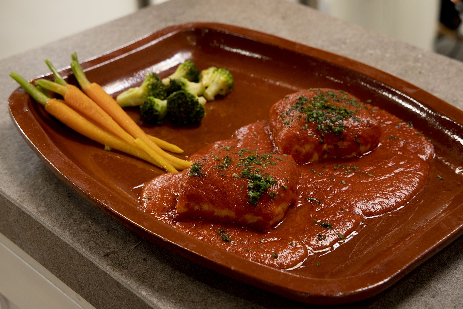 Hacer de comer - Acelgas salteadas y merluza a la vizcaína