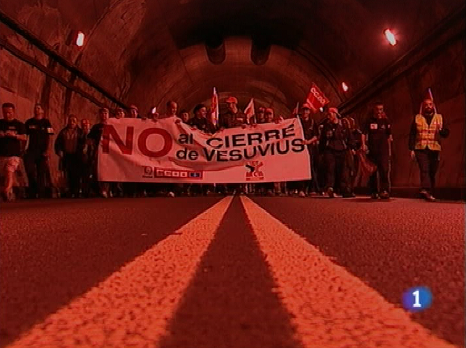  De la fábrica de Langreo a Oviedo, a la Junta General del Principado, sede del parlamento asturiano. Veinte kilómetros de marcha a pie han realizado hoy los trabajadores de refractarios Vesuvius, para manifestar su protesta contra la decisión de cierre de la empresa y pedir a los políticos que impidan la huida de una compañía que recibió importantes subvenciones públicas para instalarse en la región. Una imagen que contrasta con la alegría de los ciento once mil escolares asturianos que se han despedido hoy de compañeros y profesores y ya están de vacaciones.