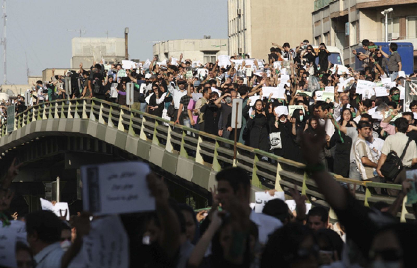 Miles de personas se han manifiestado en Teherán, en un acto de duelo por las ocho personas muertas el pasado lunes | Ver