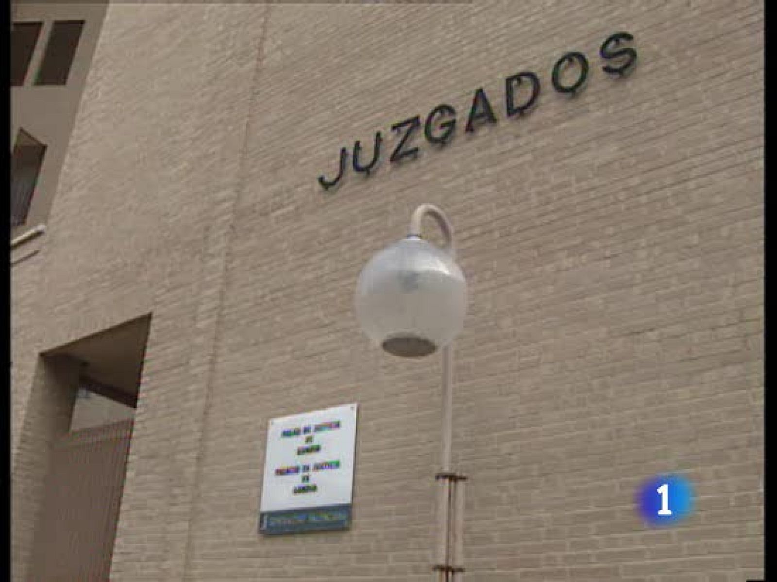 El juez ha dejado en libertad con cargos a los dueños de la panificadora en la que un trabajador boliviano perdió un brazo | Ver