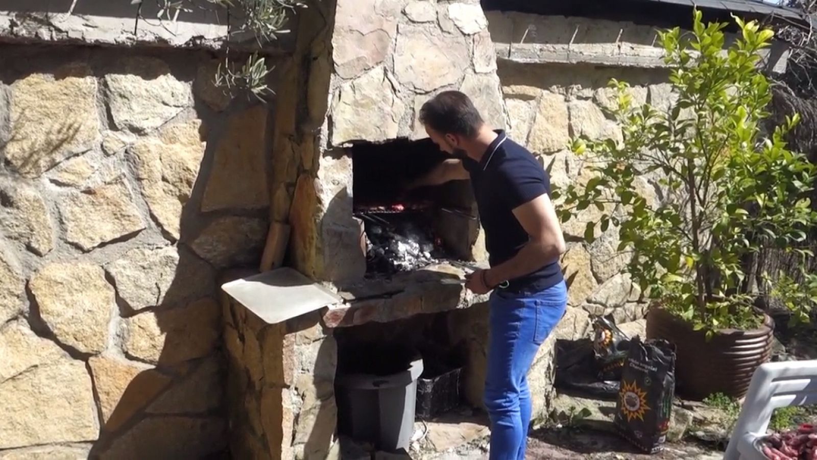 Valentín prepara la barbacoa para sus compañeros