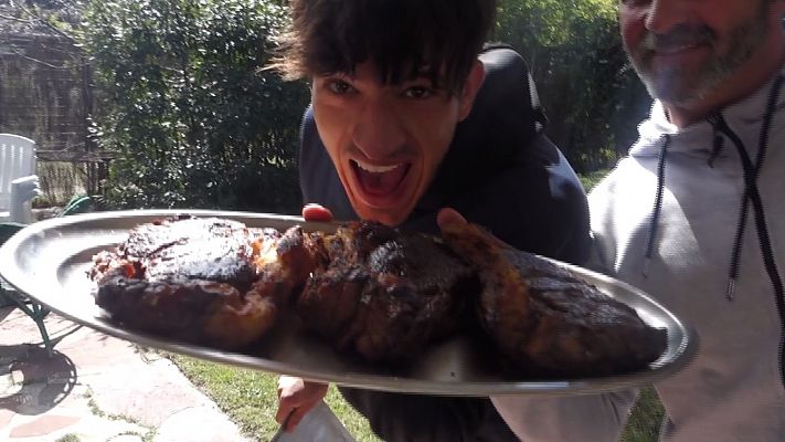 Los aspirantes disfrutan juntos de una barbacoa en el jardín