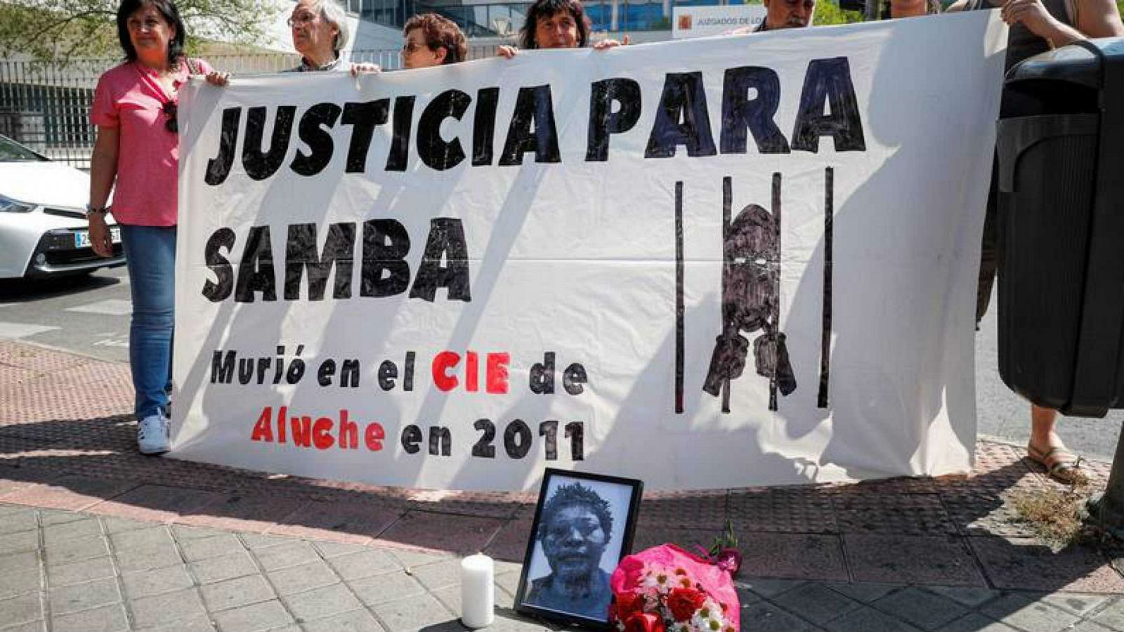 Madrid - El juez absuelve de homicidio imprudente al médico acusado de la muerte de Samba Martine - RTVE.es