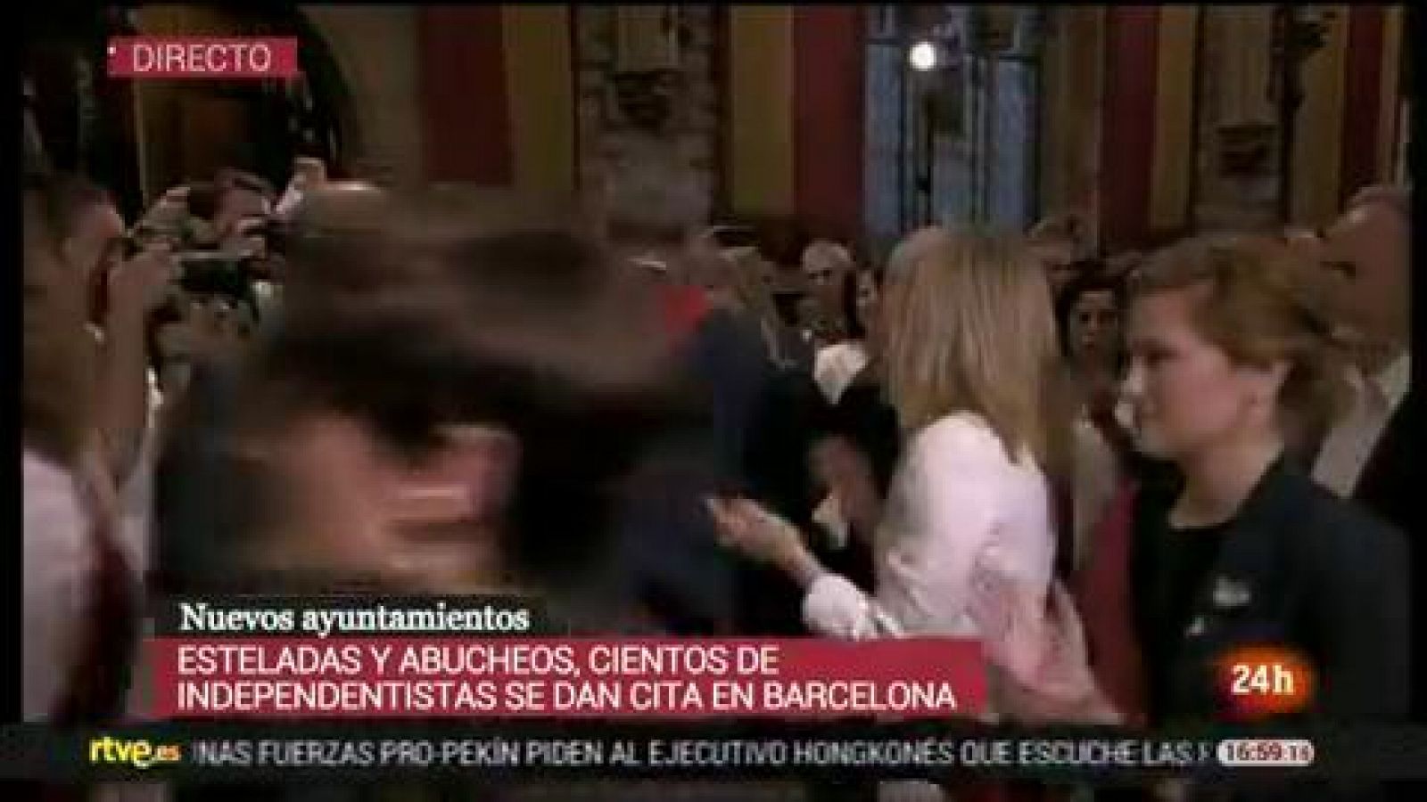 Constitución Ayuntamientos: Forn, recibido con abrazos en el salón de plenos del Ayuntamiento de Barcelona - RTVE.es