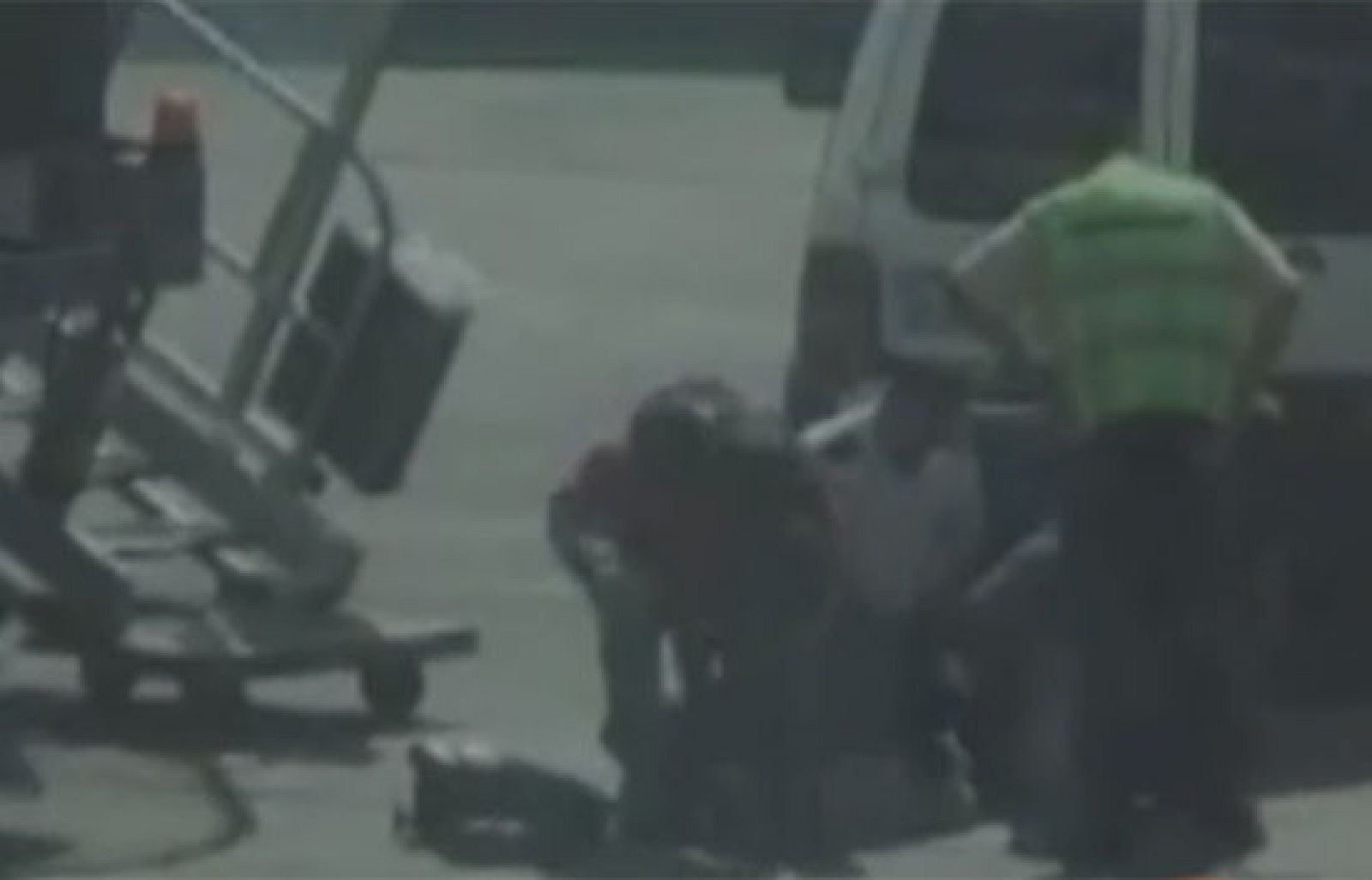 Polémico arresto de un inmigrante senegalés en la pista del aeropuerto de Barajas | Ver