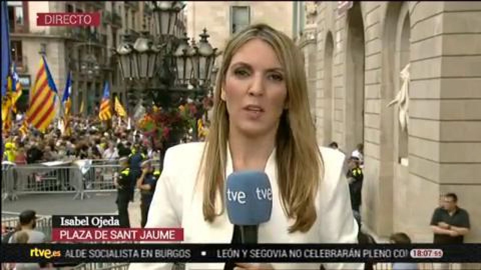 Constitución Ayuntamientos: Protestas independentistas se concentran ante el Ayuntamiento de Barcelona para recibir a Colau - RTVE.es