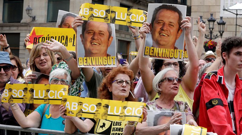 Protestas independentistas se concentran ante el Ayuntamiento de Barcelona para recibir a Colau