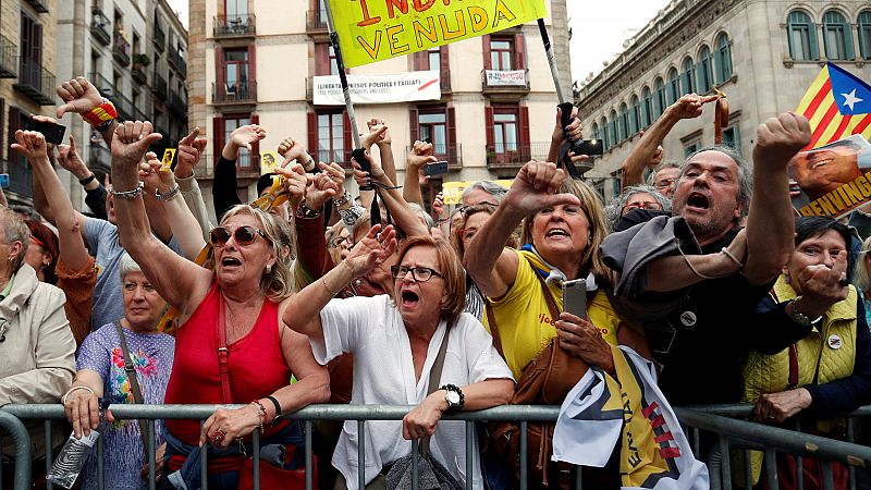 Colau aguanta los abucheos de la gente camino del Palau de la Generalitat