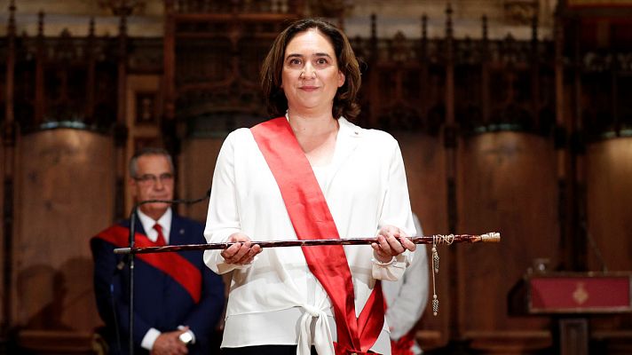 Informativo 24h - Colau revalida la Alcaldía de Barcelona con los votos del PSC y Valls entre protestas de los independentistas