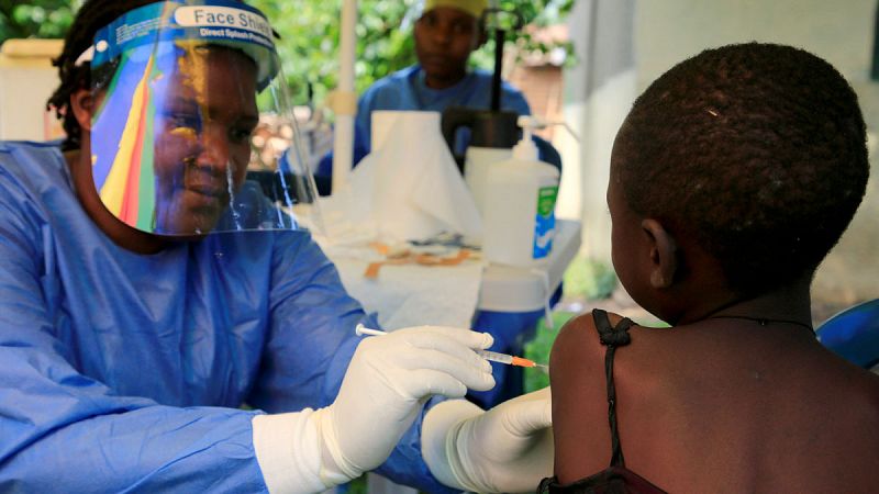 Uganda probará una vacuna experimental para evitar la expansión del ébola