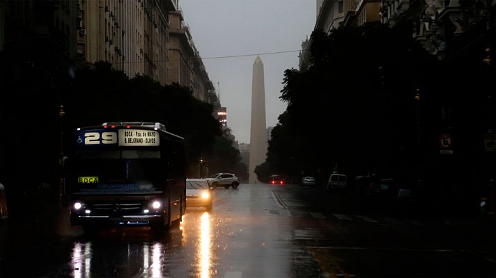 Informativo 24h - Un fallo masivo en el sistema eléctrico deja completamente a oscuras a Argentina y Uruguay