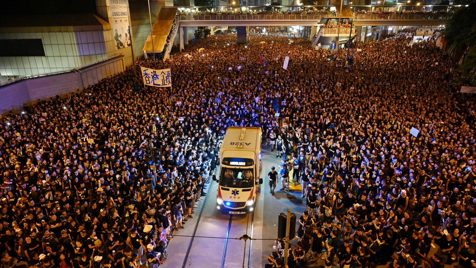 Telediario 1: Cientos de miles de manifestantes vuelven a ocupar el centro financiero de Hong Kong para decir 'no' al proyecto de ley de extradición con China continental | RTVE Play