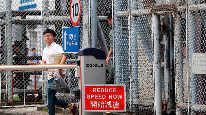 Telediario 1 - Liberan al hongkonés Joshua Wong