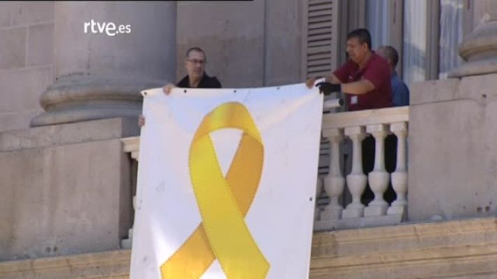La pancarta con el lazo amarillo vuelve al balcón del Ayuntamiento de Barcelona
