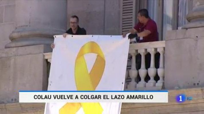 Vuelve el lazo amarillo al balcón del Ayuntamiento de Barcelona