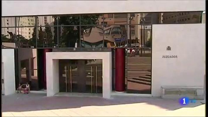 Telediario 1 - La vicepresidenta de la asociación Infancia Libre comparece ante el juez por un presunto delito de sustracción de menores y amenazas