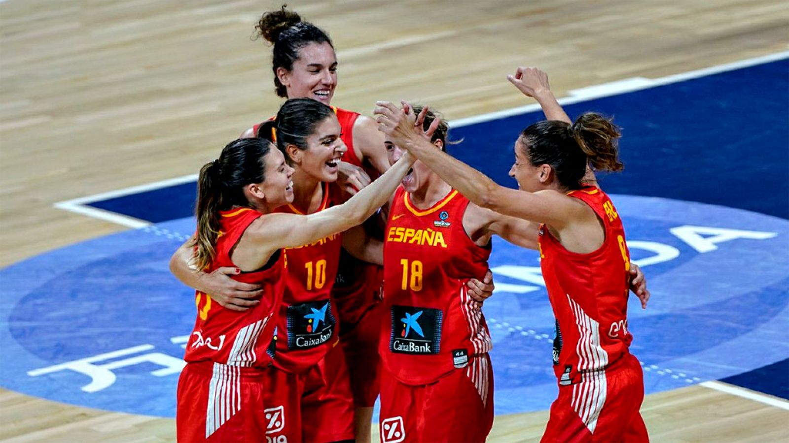 Lucas Mondelo, seleccionador español, ha definido su plantilla final de doce jugadoras con las que afrontará el Eurobasket de Letonia y Serbia que arranca el 27 de junio; los dos últimos descartes han sido Leonor Rodríguez y Georgina Bahí.