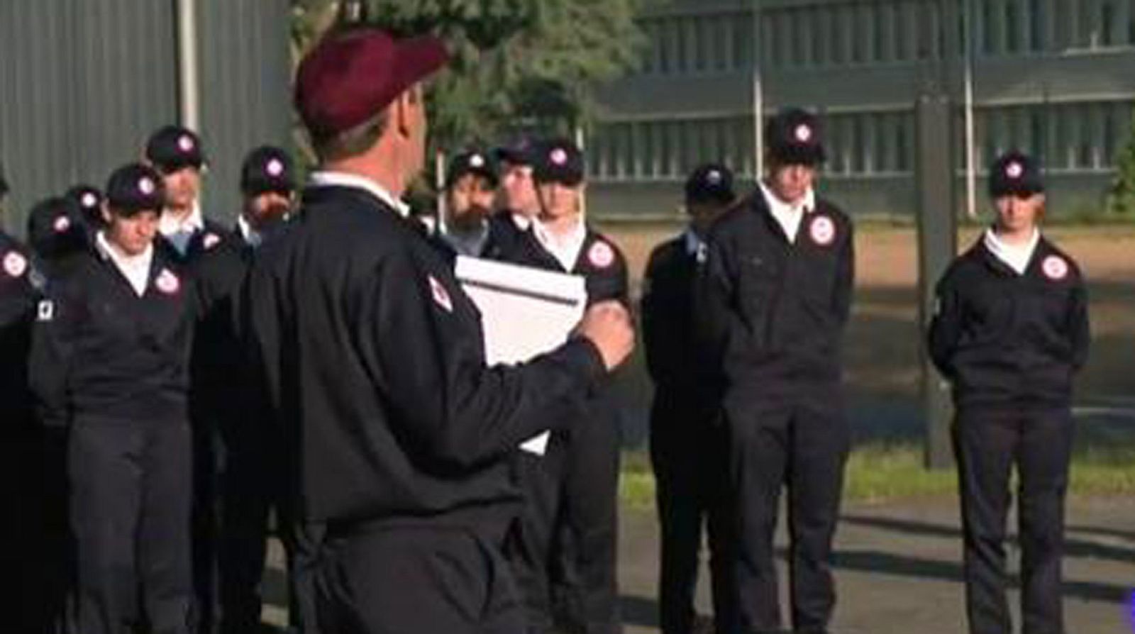 Francia pone en marcha las pruebas de su "mili civil" para jóvenes