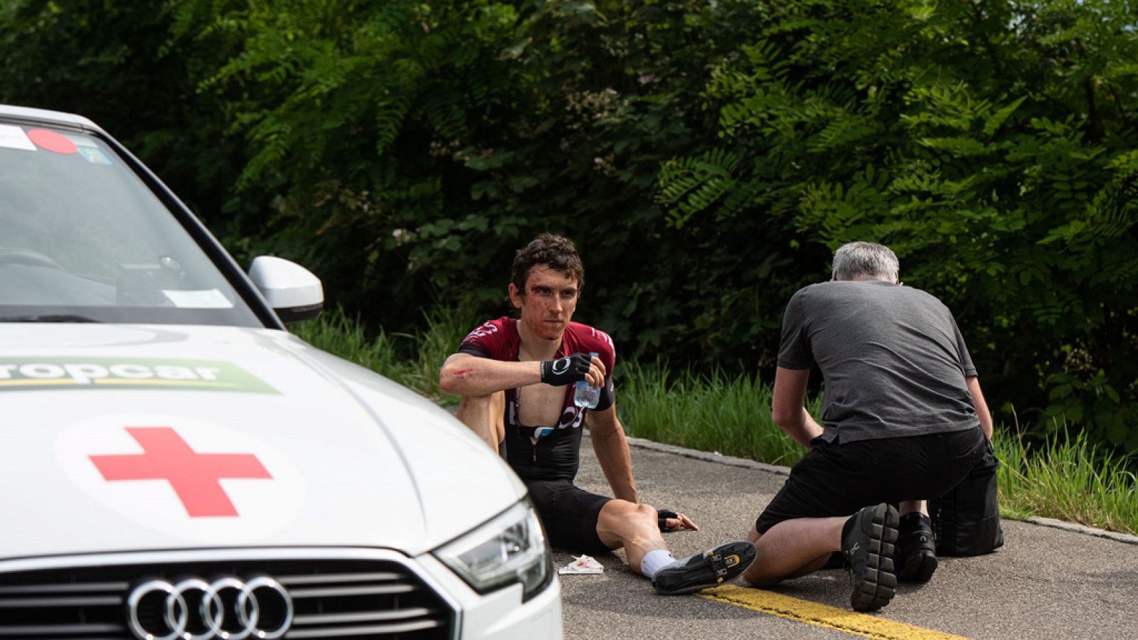 Dura caída de Geraint Thomas en la Vuelta a Suiza 