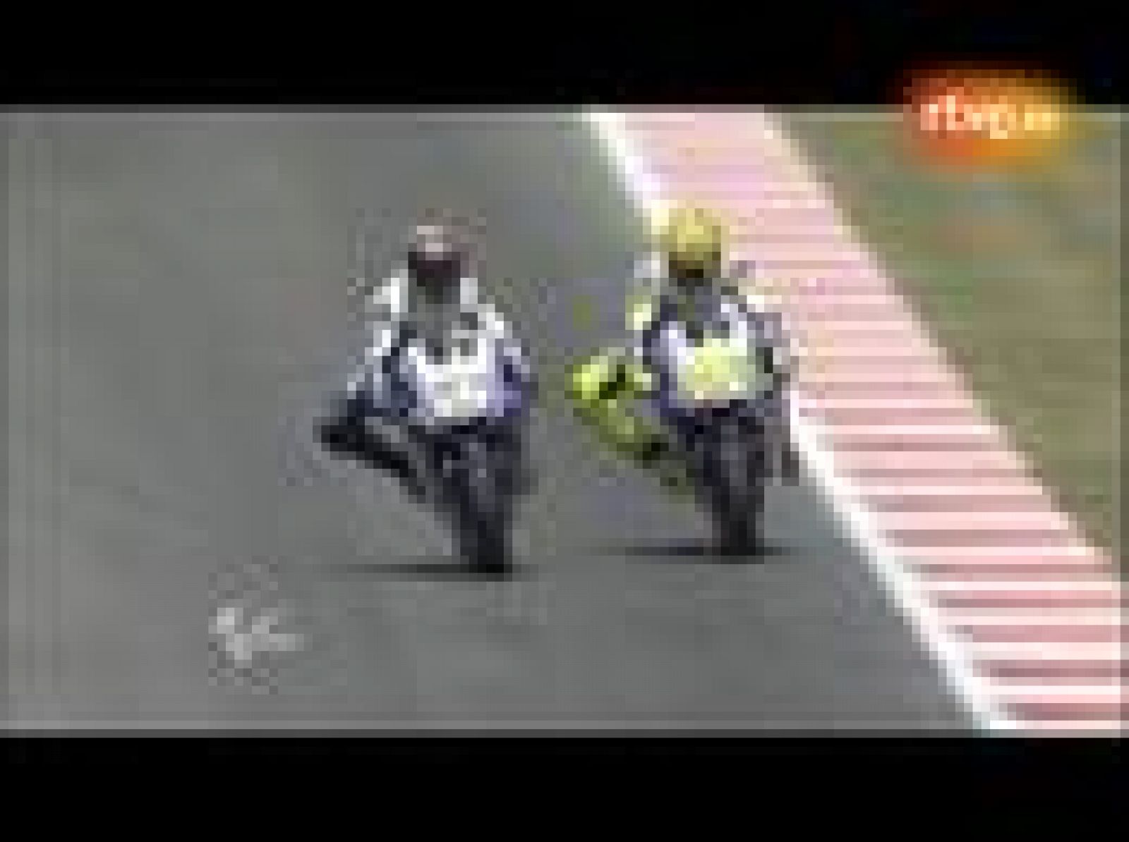 Rossi y Lorenzo, adelantamientos de vértigo - Paddock GP | Ver