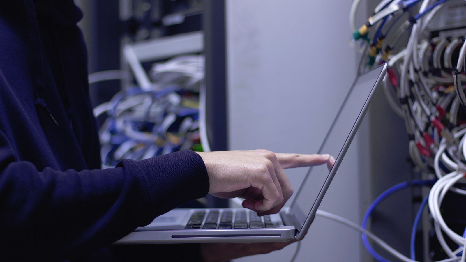 Un equipo de cuarenta personas de RTVE y seis empresas colaboradoras ha trabajado durante un mes para hacer posible esta primera conexión realmente 5G. Las llevadas a cabo hasta ahora en Estados Unidos, Corea del Sur o Gran Bretaña utilizaron el apoy