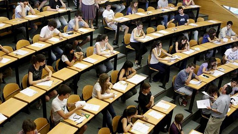La Autoridad Fiscal Independiente propone subir un 80% la cuantía de las becas destinadas a universitarios 