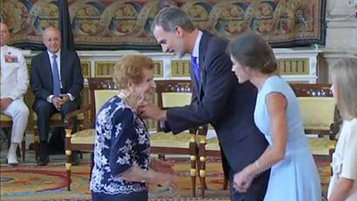 Telediario 1 - El rey condecora a una mujer de 107 años por su lucha por los derechos de las amas de casa