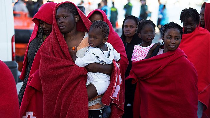 Salvamento Marítimo busca a 22 migrantes desparecidos tras rescatar a 27 de una patera en el mar de Alborán