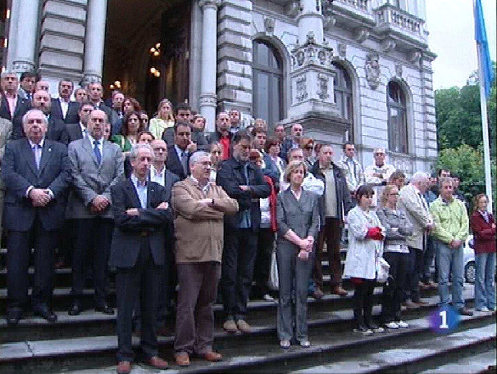  Los parlamentarios de la Junta General del Principado se concentraron este mediodía ante el edificio para protestar contra el asesinado del policía Eduardo Puelles, cometido  por ETA en Vizcaya. José Manuel González Páramo, único español en el Comité Ejecutivo del Banco Central Europeo, reclama en Oviedo al Gobierno de Zapatero que reforme con urgencia el mercado laboral para quitarle rigidez. 