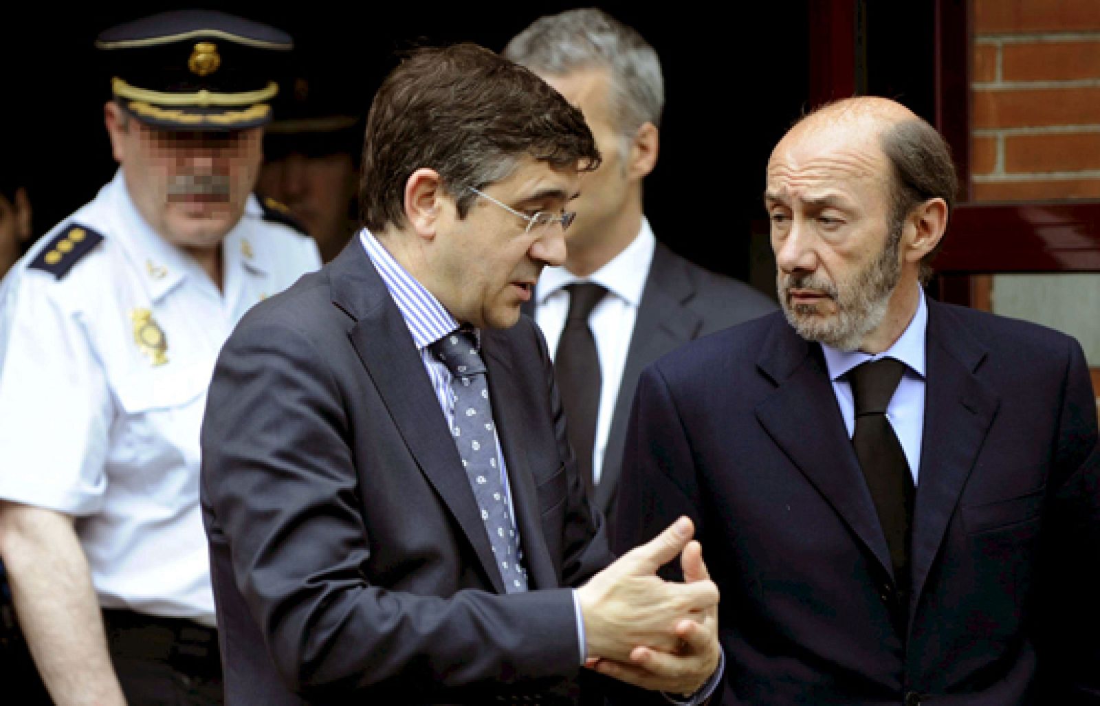 Patxi López y Rubalcaba han visitado a la viuda de la víctima del atentado | Ver