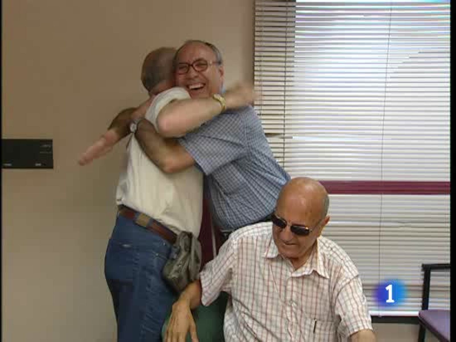 En España hay alrededor de seis mil sordociegos, que sólo pueden comunicarse por el tacto | Ver