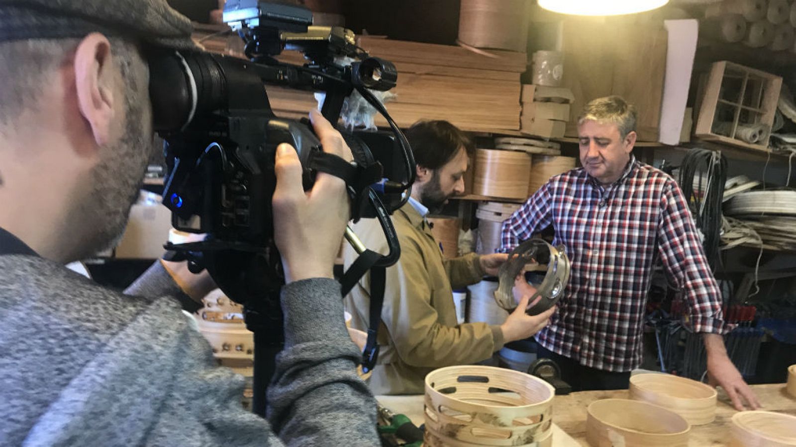 Arangüena y el artesano de panderetas