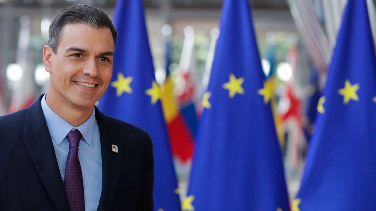 El presidente del Gobierno en funciones, Pedro Sánchez, que se encuentra en Bruselas durante la negociación para la constitución de las instituciones europeas, ha criticado a Ciudadanos por "pactar" con Vox en comunidades y ayuntamientos, por sus "pa