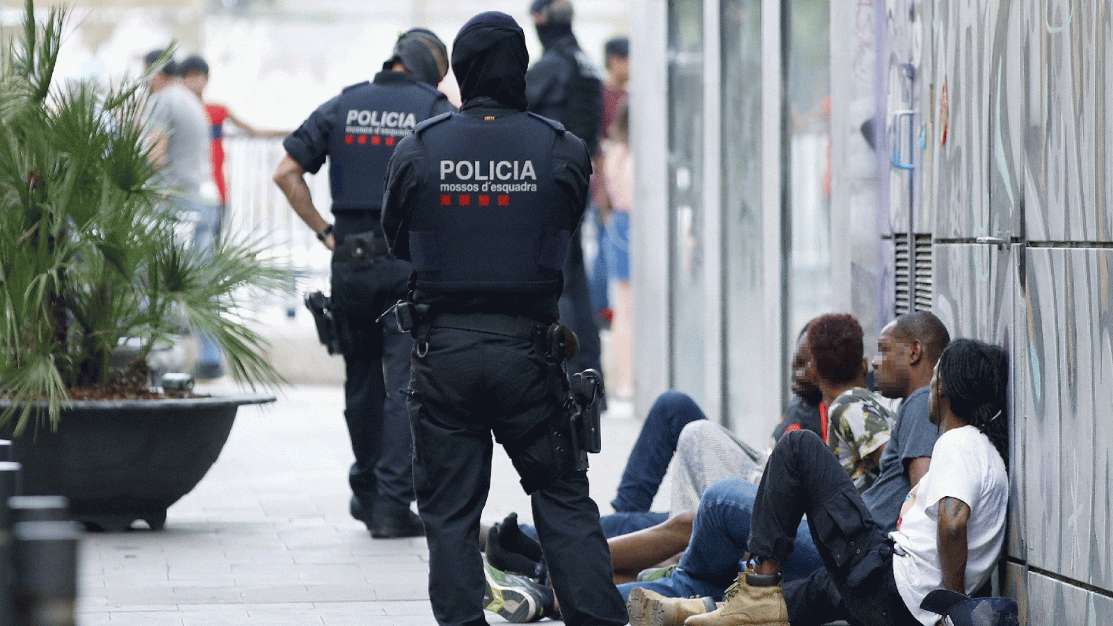 Una macrooperación antidroga en el Raval con más de 1.000 agentes se salda con 50 detenidos