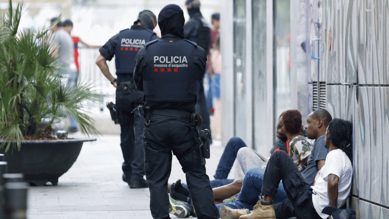 Una macrooperación antidroga en el Raval con más de 1.000 agentes se salda con 50 detenidos