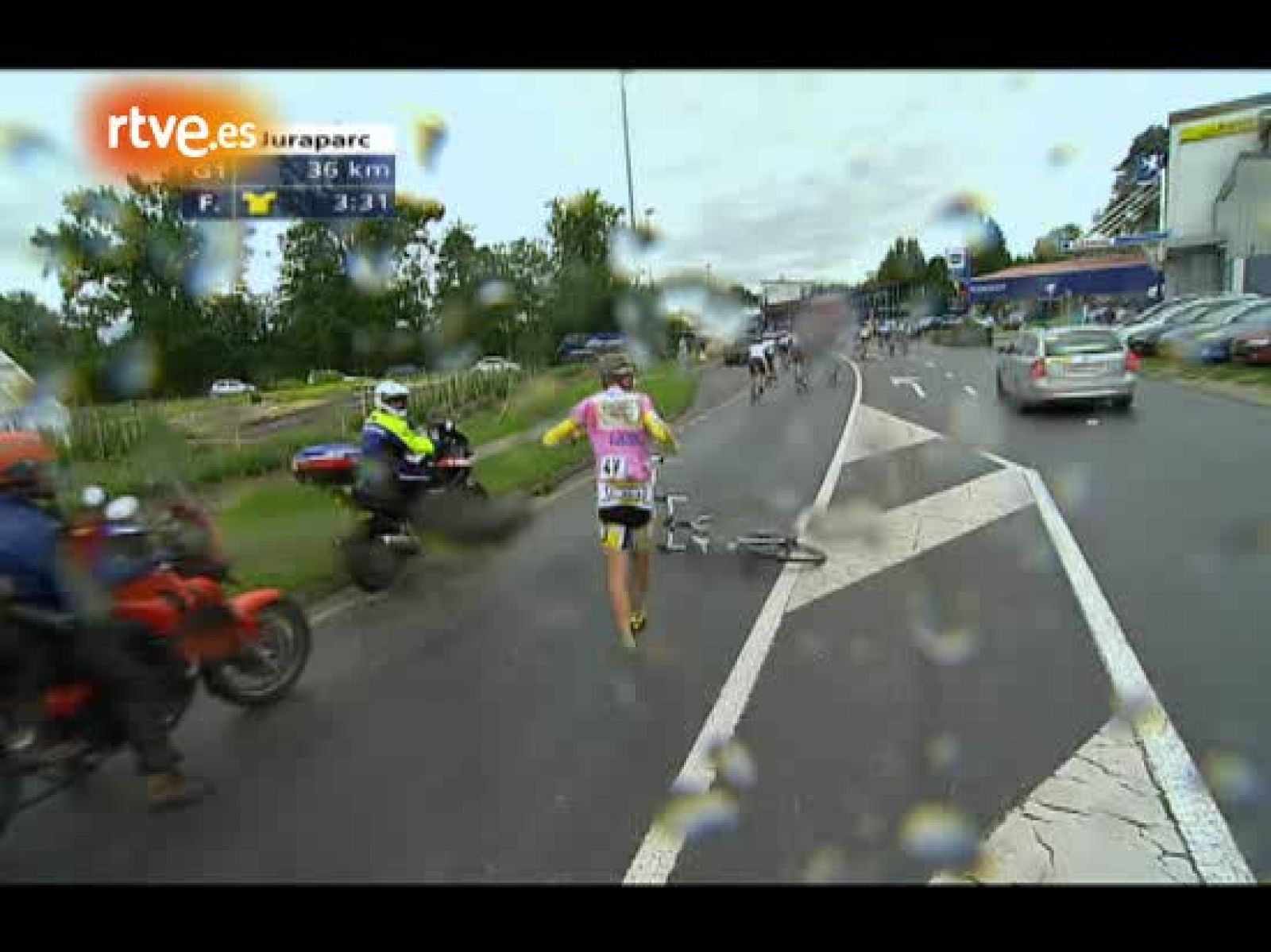 La lluvia que ha caído durante la etapa en la Vuelta a Suiza ha provocado una caída en la que se ha visto involucrado el español Vicente, 'Chente', García Acosta (19/06/2009). 