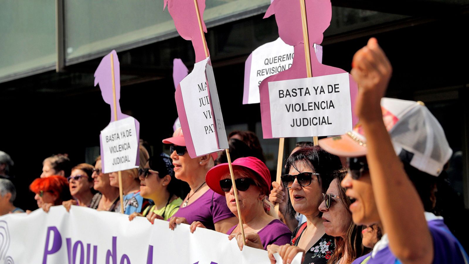 Han pasado tres años de un caso que puso en evidencia las diferencias entre lo que dos tribunales entienden por violencia o intimidación en una violación y el significado que gran parte de la sociedad ha expresado. Cinco jóvenes sevillanos que se hacen llamar 'La Manada' defienden que, en los San Fermines de 2016, mantuvieron relaciones consentidas con una joven en un portal mientras que la víctima asegura que ocurrió en contra de su voluntad. La indignación creció en las calles cuando los acusados contratan a un detective para seguir la vida de la víctima y una foto de instagram es admitida como prueba por el juez. El fallo de la Audiencia Provincial de Navarra no contenta a nadie; ni a la defensa, ni a las acusaciones. Les considera culpables no de agresión sexual porque dictamina que no existió violencia ni intimidación. Les impone 9 años de prisión. Uno de los tres jueces dice no ver en los vídeos un ambiente jolgorio y regocijo y pide la libre absolución. Las partes recurren y los