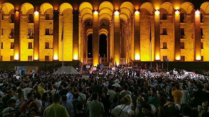 Manifestantes asaltan el parlamento georgiano