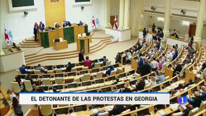 Telediario 1 - Las manifestaciones para exigir la dimisión del presidente en Georgia se saldan con 240 heridos