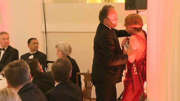 Telediario 1 - Greenpeace denuncia a un secretario de Estado británico por agredir a una activista