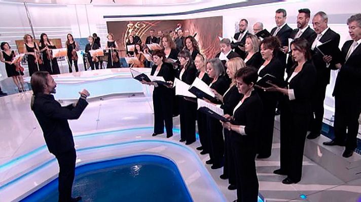 Telediario 1 - La Orquesta y Coro de RTVE interpreta en plató la sintonía del Telediario por el Día de la Música