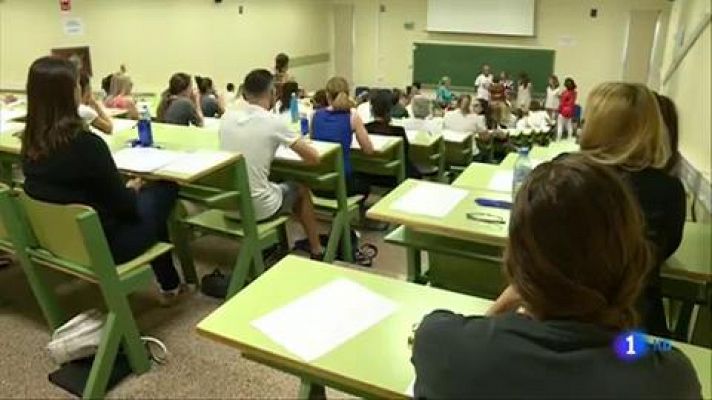 Telediario 1 - Alrededor de 180.000 aspirantes se han presentado a las oposiciones a docente