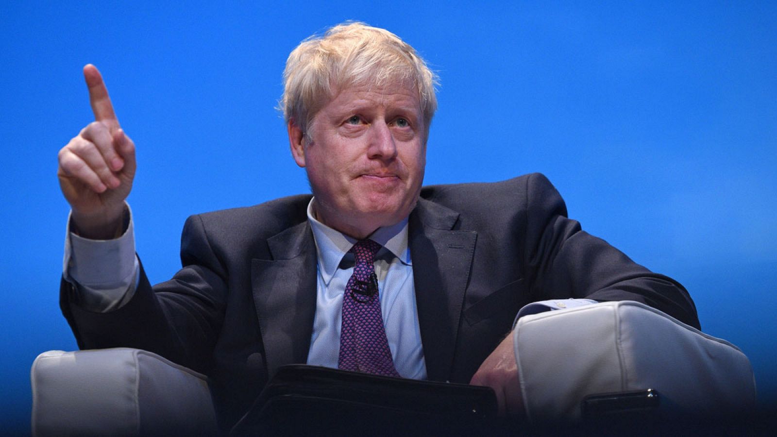 Boris Johnson elude responder preguntas sobre el altercado con su pareja